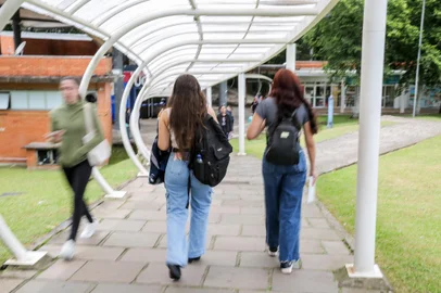 CAXIAS DO SUL, RS, BRASIL, 03/11/2024. Primeiro dia de provas do Enem acontece neste domingo na UCS em Caxias Do Sul. (Neimar De Cesero/Agência RBS)Indexador: Neimar De Cesero<!-- NICAID(15905933) -->