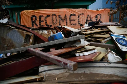 Porto Alegre, RS, Brasil -  Moradores do bairro Sarandi empilham nas ruas seus bens destruídos pela enchente.Fotos: Jonathan Heckler/Agência/RBS<!-- NICAID(15786261) -->