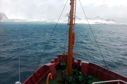 Navio de Apoio Oceanográfico Ary Rongel, da Marinha do Brasil, durante a Operantar 32<!-- NICAID(10348187) -->