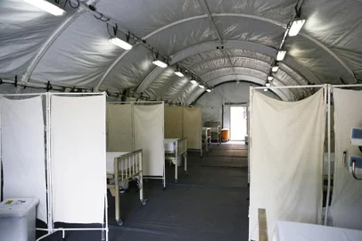 PORTO ALEGRE, RS, BRASIL,  15/03/2021- Estruturas temporárias do exército tiveram a instalação concluída no hospital da Restinga.  Foto: Félix Zucco / Agencia RBS<!-- NICAID(14735202) -->
