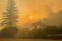 This photograph taken on July 26, 2023 shows homes in the Tono district of Messina, Sicily as a fire rages. At least five people have died in Italy as a result of violent storms in the north and fires in Sicily, which could prompt the government to declare a state of emergency in the worst-hit regions. (Photo by Giovanni ISOLINO / AFP)Editoria: WEALocal: MessinaIndexador: GIOVANNI ISOLINOSecao: global changeFonte: AFPFotógrafo: STR<!-- NICAID(15494655) -->