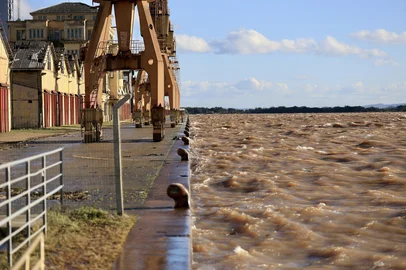 PORTO ALEGRE, RS, BRASIL, 23-06-2025 – Cheia do Guaíba. Após uma semana de chuvas, o nível atinge 3,28 metros. Com o vento sul persistente e ondas elevadas, a água começa a invadir os armazéns do Cais.<!-- NICAID(16065557) -->