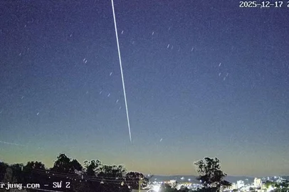 Moradores de várias regiões do Rio Grande do Sul se surpreenderam na noite de quarta-feira (17) ao ver um rastro brilhante cortando o céu. Houve quem pensasse em Objeto Voador Não Identificado (OVNI), mas a explicação é bem mais simples. Segundo o Observatório Heller & Jung, o fenômeno foi provocado por mais um lançamento da constelação Starlink.<!-- NICAID(16189401) -->