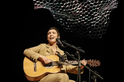Adriana Calcanhotto fará show de voz e violão no Teatro da Amrigs, em Porto Alegre.<!-- NICAID(15282375) -->