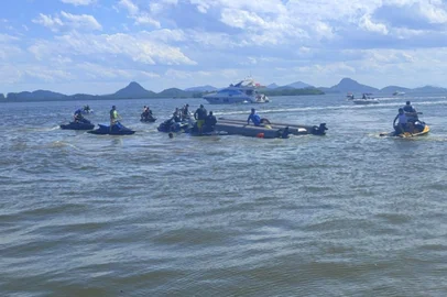 Conforme informações, houve uma rajada de vento e emborcou uma embarcação, de tipo catamarã, com 14 passageiros e 1 tripulante, resultando no desaparecimento de uma bebê de 8 meses. Após buscas superficiais e subaquáticas coordenadas pelo Corpo de Bombeiros Militar e Polícia Militar de Santa Catarina, a criança foi localizada, cerca de 1 hora após o ocorrido, e foi socorrida pela equipe médica do Helicóptero Águia da PMSC que deslocou para o Hospital Nossa Senhora das Graças em São Francisco do Sul. Foi detectado afogamento de grau 6 e o atendimento foi iniciado imediatamente após a localização da criança. Embarcação essa teria saído da Marina Porto do Sol às 10:15h.<!-- NICAID(15936452) -->