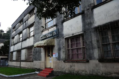 CAXIAS DO SUL, RS, BRASIL, 18/04/2019. O prédio histórico do antigo Lanifício Sehbe de Galópolis, em Caxias do Sul, que hospeda a Associação de Moradores do Bairro (Amob), o Clube de Mães e a Organização Não-Governamental (ONG) Associação de Animais do Bairro Galópolis, está lacrado desde a última sexta-feira (12) pelos bombeiros, que fizeram uma vistoria no local. O motivo é risco de incêndio. (Porthus Junior/Agência RBS)<!-- NICAID(14044870) -->