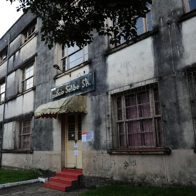 CAXIAS DO SUL, RS, BRASIL, 18/04/2019. O prédio histórico do antigo Lanifício Sehbe de Galópolis, em Caxias do Sul, que hospeda a Associação de Moradores do Bairro (Amob), o Clube de Mães e a Organização Não-Governamental (ONG) Associação de Animais do Bairro Galópolis, está lacrado desde a última sexta-feira (12) pelos bombeiros, que fizeram uma vistoria no local. O motivo é risco de incêndio. (Porthus Junior/Agência RBS)<!-- NICAID(14044870) -->