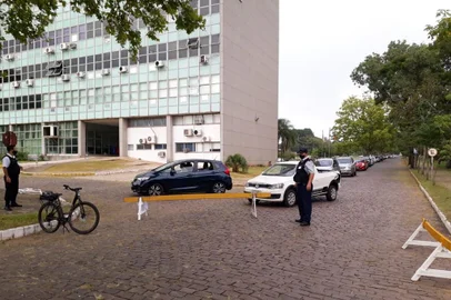 Santa Maria, RS, BRASIL,  02/03/2021- Vacinação para idosos a partir dos 80 anos em Santa Maria: nesta terça-feira, 2.900 doses de vacina serão aplicadas em idosos a partir dos 80 anos em Santa Maria. São seis pontos de vacinação, incluindo dois no sistema drive-thru (foto de fila de carros no asfalto) e na UFSM, a novidade desta vez. Foi no campus de Camobi que o seu Ilzemaro Schneider, 83 anos, se vacinou. Foto:  Naion Curcino / Agencia RBS<!-- NICAID(14725571) -->
