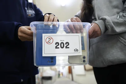 Porto Alegre, RS, Brasil - Um ano após a entrada em vigor da restrição ao uso de celulares nas escolas, estudantes do Colégio Protásio Alves, em Porto Alegre, vivem uma rotina com menos telas dentro da sala de aula. A reportagem retorna à instituição para mostrar o que mudou no comportamento dos alunos, na dinâmica das aulas e na percepção de professores e gestores sobre a medida.<!-- NICAID(16321542) -->
