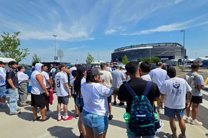 Torcedores latinos transformaram o MetLife Stadium no Santiago Bernabeu. Foto: Rodrigo Oliveira/Agência RBS<!-- NICAID(16074218) -->