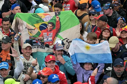 NELSON ALMEIDA / AFP Fans show a flag depicting late Brazilian three-time Formula One world champion Ayrton Senna next to an Argentine flag after the Sao Paulo Formula One Grand Prix at the Jose Carlos Pace racetrack, aka Interlagos, in Sao Paulo, Brazil on November 9, 2025. (Photo by Nelson ALMEIDA / AFP)<!-- NICAID(16164429) -->
