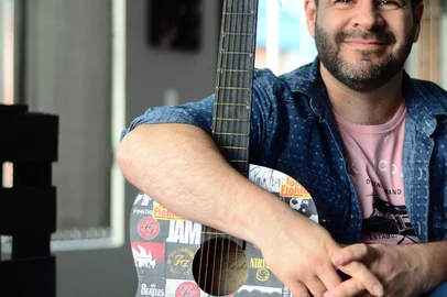 Promovido pelo Sesc Bento Gonçalves, o show “Sujeito de Sorte”, no qual o músico e compositor Sulimar Rass homenageia e relembra os principais sucessos de Belchior, acontecerá no município no dia 07 de maio. A apresentação será na Fundação Casa das Artes (Rua Herny Hugo Dreher, 127), a partir das 20h. Os ingressos são gratuitos e podem ser retirados previamente pelo site www.sesc-rs.com.br/espetaculosculturais ou na Unidade (Rua Barão do Rio Branco, 395), de segunda a sexta-feira, das 07h30 às 20h.FOTO: Sulimar Rass, músico e compositor<!-- NICAID(15731208) -->