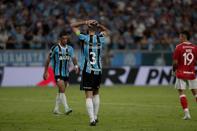 PORTO ALEGRE, RS, BRASIL, 08/03/2025- Gre-Nal 445: Grêmio e Inter se enfrentam pelo jogo de ida da final do Gauchão na Arena. Foto: Renan Mattos / Agencia RBS<!-- NICAID(15991539) -->