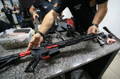 PORTO ALEGRE, RS, BRASIL - 07/12/2023 - Em maio deste ano, policiais desenterraram um arsenal em um sítio na área rural de Gravataí. Entre os armamentos apreendidos, estavam fuzis e pistolas Ao longo dos últimos meses, o Departamento Estadual de Investigações do Narcotráfico (Denarc) buscou detalhar quem era o grupo por trás desse esquemaEsta apuração resultou na Operação , desencadeada na manhã desta quinta-feira (7).Durante a ação, são cumpridos 22 mandados de prisão e 19 mandados de busca e apreensão, sequestros de veículos e um de imóvel de alto padrão. A ofensiva ocorre em 12 municípios, sendo parte das ordens cumpridas em Santa Catarina. FOTO: RONALDO BERNARDI, AGÊNCIA RBS<!-- NICAID(15618951) -->