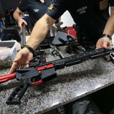 PORTO ALEGRE, RS, BRASIL - 07/12/2023 - Em maio deste ano, policiais desenterraram um arsenal em um sítio na área rural de Gravataí. Entre os armamentos apreendidos, estavam fuzis e pistolas Ao longo dos últimos meses, o Departamento Estadual de Investigações do Narcotráfico (Denarc) buscou detalhar quem era o grupo por trás desse esquemaEsta apuração resultou na Operação , desencadeada na manhã desta quinta-feira (7).Durante a ação, são cumpridos 22 mandados de prisão e 19 mandados de busca e apreensão, sequestros de veículos e um de imóvel de alto padrão. A ofensiva ocorre em 12 municípios, sendo parte das ordens cumpridas em Santa Catarina. FOTO: RONALDO BERNARDI, AGÊNCIA RBS<!-- NICAID(15618951) -->