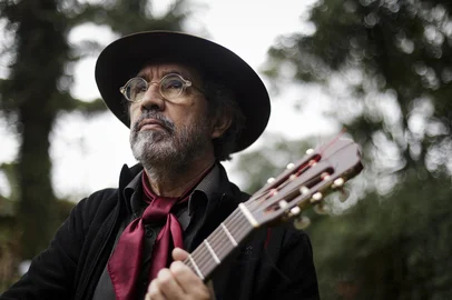 VIAMÃO, RS, BRASIL, 14-08-2025: O músico Ewerton Ferreira participa do projeto de GZH "A Música do Rio Grande" e canta Veterano, em casa, em Viamão. Ele é um dos autores da canção, que neste ano completa 45 anos. Foto: Mateus Bruxel/Agência RBSIndexador: MATEUS BRUXEL<!-- NICAID(16106980) -->