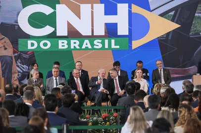 Brasília (DF), 09/12/2025 - O presidente Luiz Inácio Lula da Silva participa da cerimônia de regulamentação, pelo Conselho Nacional de Trânsito (Contran), das novas regras que facilitam o acesso à Carteira Nacional de Habilitação (CNH) do Brasil. Foto: Marcelo Camargo/Agência Brasil<!-- NICAID(16183302) -->