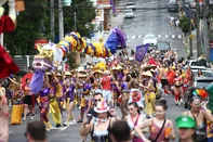 CAXIAS DO SUL, RS, BRASIL, 14/02/2026. Carnaval 2026 - Desfile do Bloco da Ovelha, no birro São Pelegrino, que começou na Rua Tronca, próximo da esquina com a Avenida Rio Branco, seguindo em direção às ruas Augusto Pestana, Coronel Flores, Os 18 do Forte e Feijó Junior. (Porthus Junior/Agência RBS)<!-- NICAID(16225690) -->