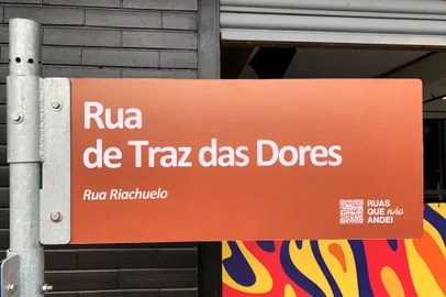 Placas históricas nas ruas de Porto Alegre<!-- NICAID(15500385) -->