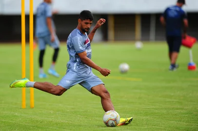 CAXIAS DO SUL, RS, BRASIL, 11/02/2021. Treino do Caxias no estádio Centenário. O Caxias se prepara para a temporada 2021. Na foto, Gustavo Ramos. (Porthus Junior/Agência RBS)Indexador: Porthus Junior                  <!-- NICAID(14712870) -->