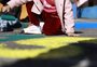 Em clima de Copa do Mundo, alunos da Creche Topo Gigio, em Porto Alegre, pintam a via em frente à escolinha
