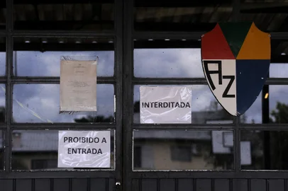 CAXIAS DO SUL, RS, BRASIL, 05/08/2022 - Escola Alexandre Zattera, no bairro Desvio Rizzo. O telhado da recepção está em péssimas condições e interditado desde o ano passado. (Marcelo Casagrande/Agência RBS)<!-- NICAID(15167743) -->