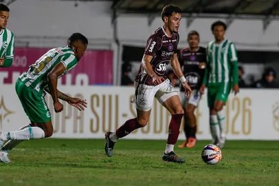 Volante Matheus Nunes, do Caxias<!-- NICAID(16262434) -->