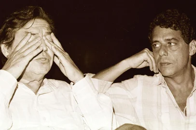 Fotógrafo Luiz ÁvilaFoto do cantor Chico Buarque de Holanda (d) e do imortal Tom Jobim, em 1986, no Festival de Cinema de Gramado.#ENVELOPE:043197<!-- NICAID(1570782) -->