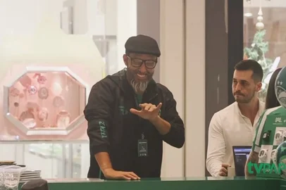 Nenê se disfarça de atendente de shopping e surpreende torcedores