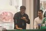 VÍDEO: de contrato renovado, Nenê surpreende torcedores como atendente no shopping