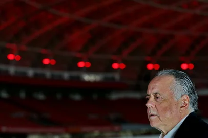 Fernando Carvalho - Especial - 10 anos da Libertadores de 2006.PORTO ALEGRE, RS, BRASIL 12/08/2016 - Fernando Carvalho mostra terno, que virou amuleto da campanha da Libertadores de 2006. Presidente do Inter à época, dirigente guardou vestimenta. (JULIO CORDEIRO/AGÊNCIA RBS).<!-- NICAID(12377370) -->