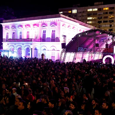 PORTO ALEGRE, RS, BRASIL, 31.05.2025: show de encerramento com a banda Dingo e Orquestra Sinfônica da Ulbra no Festival Fronteiras realizado no centro histórico da capital. Foto: Camila Hermes/Agencia RBS<!-- NICAID(16050048) -->