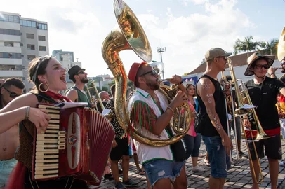 Maurício Concatto / Divulgação A Desorkestra Montanhosa abre as portas (e os ouvidos) para novas sonoridades e novos integrantes. O projeto está com inscrições abertas até sábado para oficinas gratuitas de música, voltadas para quem quer aprender, reaprender ou simplesmente se reconectar com o prazer de tocar em grupo.<!-- NICAID(16165817) -->