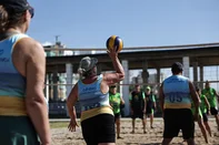CAPÃO DA CANOA, RS, BRASIL, 09-02-2026: A prática do Câmbio em Capão da Canoa: O voleibol adaptado para a terceira idade reúne dezenas de idosos nas quadras a beira mar. Grupos com mais de dez anos de práticas, movimentam idosos entre 55 e 80 anos. Fotos: Renan Mattos/Agencia RBS<!-- NICAID(16222182) -->