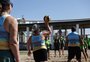 Exercício para o corpo e a mente: vôlei adaptado conquista idosos na beira da praia de Capão da Canoa