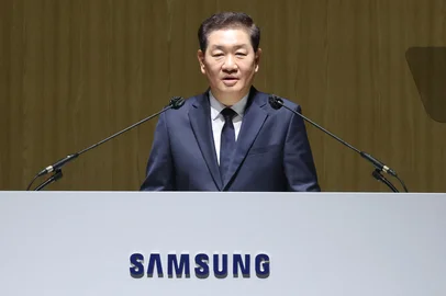 This picture taken on March 19, 2025 shows Samsung Electronics co-CEO Han Jong-hee speaking at the company's annual general meeting at the Suwon Convention Center in Suwon. Samsung Electronics co-CEO Han Jong-hee, credited with boosting the South Korean tech giant's television business on the global stage, died of a heart attack on March 25, the company told AFP. (Photo by YONHAP / AFP) / - South Korea OUT / NO ARCHIVES -  RESTRICTED TO SUBSCRIPTION USEEditoria: SOILocal: SuwonIndexador: -Secao: business enterprisesFonte: YONHAPFotógrafo: STR<!-- NICAID(16002835) -->