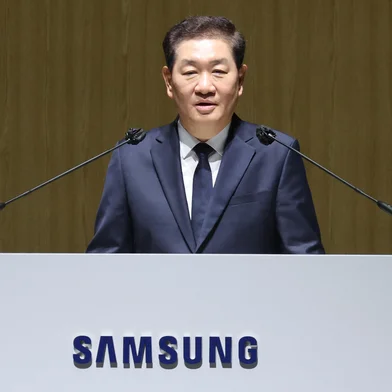 This picture taken on March 19, 2025 shows Samsung Electronics co-CEO Han Jong-hee speaking at the company's annual general meeting at the Suwon Convention Center in Suwon. Samsung Electronics co-CEO Han Jong-hee, credited with boosting the South Korean tech giant's television business on the global stage, died of a heart attack on March 25, the company told AFP. (Photo by YONHAP / AFP) / - South Korea OUT / NO ARCHIVES -  RESTRICTED TO SUBSCRIPTION USEEditoria: SOILocal: SuwonIndexador: -Secao: business enterprisesFonte: YONHAPFotógrafo: STR<!-- NICAID(16002835) -->