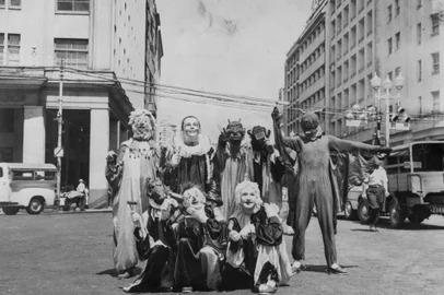 Retratos Fantasmas, quinto longa-metragem do cineasta e roteirista Kleber Mendonça Filho, terá sua estreia no Brasil na abertura do 51º Festival de Cinema de Gramado. Após apresentar seus últimos filmes, Crítico, O Som ao Redor, Aquarius e Bacurau, em Gramado, Kleber retorna com seu segundo documentário, fruto de sete anos de trabalho e pesquisa, filmagens e montagem.<!-- NICAID(15456933) -->