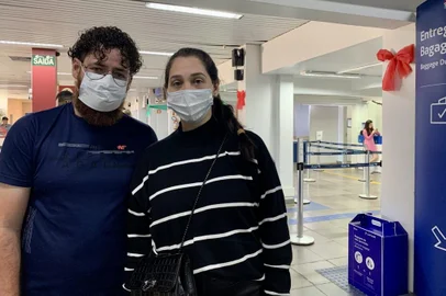 Primeiro dia de retorno do uso obrigatório de máscara em aeroportos. Na foto, Tamires Ferreira de Oliveira, 30, e Fernando Bezerra de Oliveira, 40, no aeroporto de Caxias do Sul.<!-- NICAID(15276390) -->