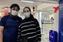 Primeiro dia de retorno do uso obrigatório de máscara em aeroportos. Na foto, Tamires Ferreira de Oliveira, 30, e Fernando Bezerra de Oliveira, 40, no aeroporto de Caxias do Sul.<!-- NICAID(15276390) -->
