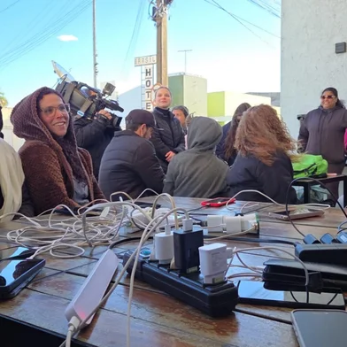 Moradores recorrem a posto de gasolina para carregar celulares e acessar internet em meio a apagão em Santa Vitória do Palmar<!-- NICAID(16343053) -->