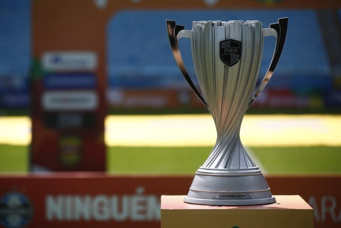 Troféu do Gauchão Feminino exposto na Arena antes da bola rolar