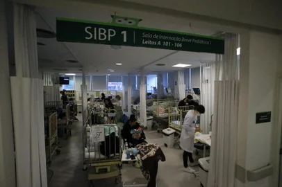 PORTO ALEGRE, RS, BRASIL, 01/06/2023-  Lotação das emergências pediátricas de Porto Alegre. Emergência pediátrica do HCPA é uma das que vêm apresentando superlotação nas últimas semanas em Porto Alegre. Foto: Ronaldo Bernardi / Agencia RBS<!-- NICAID(15444547) -->