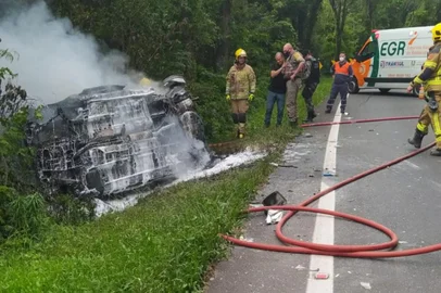 Acidente envolvendo três veículos mata uma pessoa na RS-115, em Gramado <!-- NICAID(14914307) -->