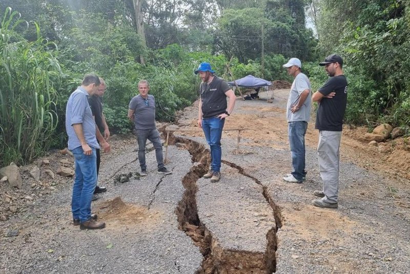Equipes da prefeitura de Caxias do Sul analisam problemas em encosta de Galópolis. <!-- NICAID(15759006) -->