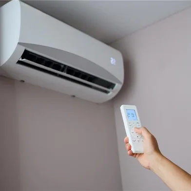 Com recursos inteligentes, novos modelos de ar-condicionado ajustam a temperatura automaticamente e podem ser controlados à distância.