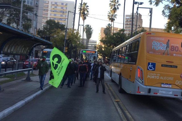 ***EM BAIXA***PORTO ALEGRE, RS, BRASIL,  12/08/2021- Rodoviários protestam e bloqueiam vias contra desestatização da Carris. Foto:  Ronaldo Bernardi / Agencia RBS<!-- NICAID(14860494) -->