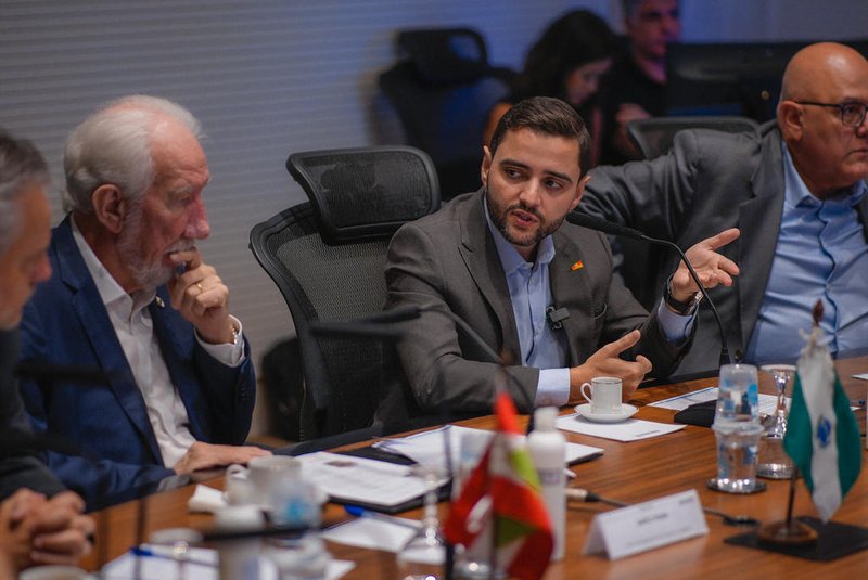 Vice-governador Gabriel Souza participa de reunião sobre a malha ferroviária Sul, com representantes dos estados membros do COSUD, em Curitiba, no Paraná. Foto: Joel Vargas / GVG<!-- NICAID(15727946) -->