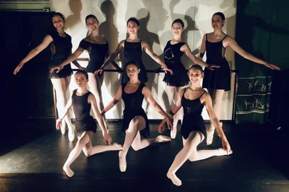 Turma juvenil de ballet do Núcleo Artístico Ballet Margô<!-- NICAID(14960225) -->