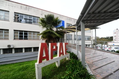 CAXIAS DO SUL, RS, BRASIL, 13/08/2021. Apae Caxias do Sul retoma atividades da escola e conseguiu ampliar atendimentos em saúde, porém quadro ainda está abaixo do necessário e entidade luta desde o início da pandemia para manter equilíbrio das contas. Benjamin Augusto da Fonseca, 4, faz fisioterapia desde os seis meses na Apae. Atualmente ele também frequenta atividades de fonoaudiologia, frequentando a sede duas vezes por semana. Foto da FACHADA.  (Porthus Junior/Agência RBS)<!-- NICAID(14861920) -->